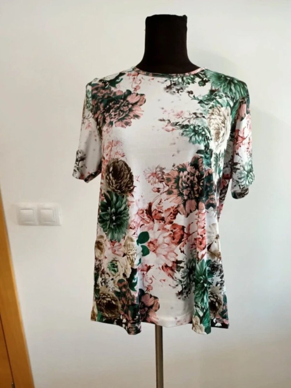 Paola oversized floral t-shirt, white and green, short sleeves, size 48